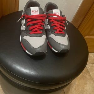 GRAY/RED/WHITE FIG SNEAKERS, SIZE 9